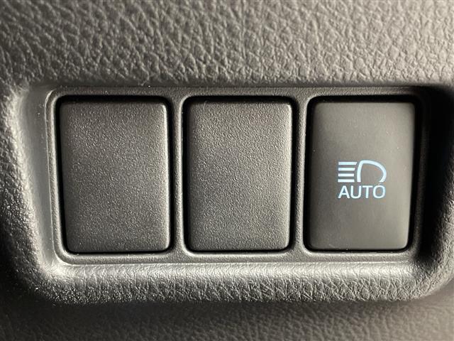 C-HR S-T LEDエディション 禁煙車/4WD/純正ナビ/エンジンスターター/バックモニター/レーダークルーズ/衝突軽減/レーンキープ/ETC/BT/フルセグテレビ/フロアマット/LEDヘッドライト/オートハイビーム/ターボ(8枚目)