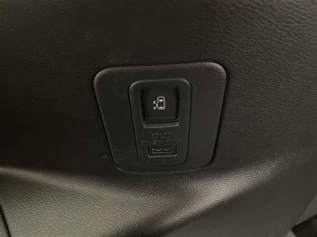 セレナ ハイウェイスターＧ　禁煙車　プロパイロット　両側電動ドア　パーキングアシスト　レーダークルーズコントロール　全方位カメラ　ウォークスルー　コーナーセンサー　純正ナビ　フルセグＴＶ　ＬＥＤライト　ＥＴＣ　純正フロアマット（10枚目）