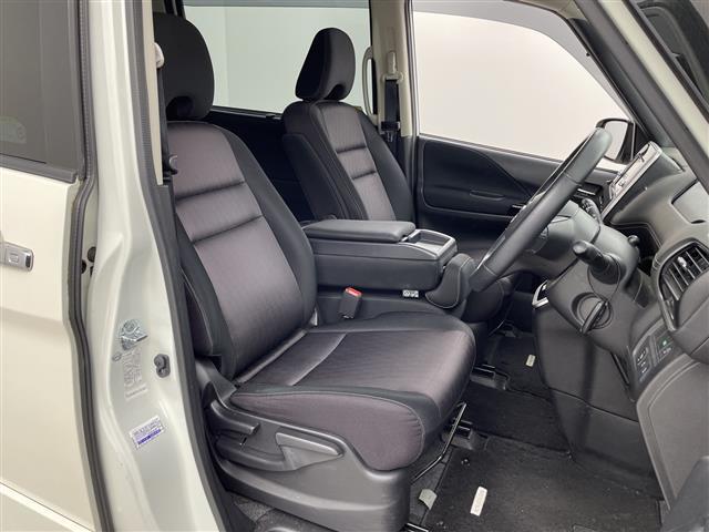 セレナ ハイウェイスターＧ　禁煙車　プロパイロット　両側電動ドア　パーキングアシスト　レーダークルーズコントロール　全方位カメラ　ウォークスルー　コーナーセンサー　純正ナビ　フルセグＴＶ　ＬＥＤライト　ＥＴＣ　純正フロアマット（12枚目）