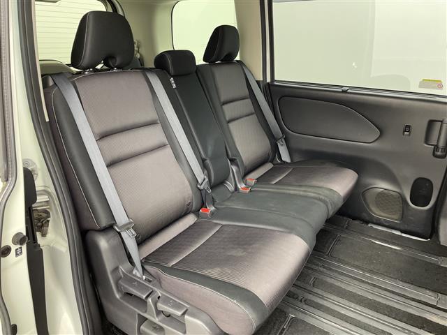 セレナ ハイウェイスターＧ　禁煙車　プロパイロット　両側電動ドア　パーキングアシスト　レーダークルーズコントロール　全方位カメラ　ウォークスルー　コーナーセンサー　純正ナビ　フルセグＴＶ　ＬＥＤライト　ＥＴＣ　純正フロアマット（13枚目）