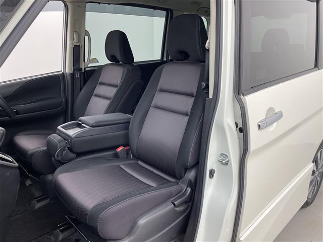セレナ ハイウェイスターＧ　禁煙車　プロパイロット　両側電動ドア　パーキングアシスト　レーダークルーズコントロール　全方位カメラ　ウォークスルー　コーナーセンサー　純正ナビ　フルセグＴＶ　ＬＥＤライト　ＥＴＣ　純正フロアマット（30枚目）