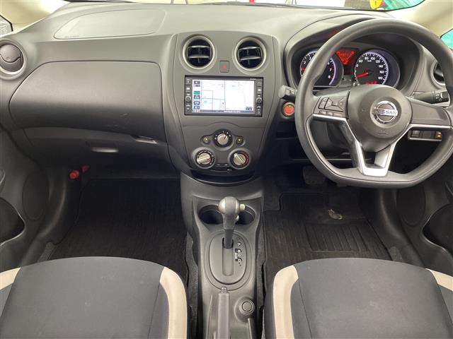 ノート Ｘ　ＦＯＵＲ　禁煙車／純正ナビ／衝突軽減／車線逸脱支援／バックカメラ／フルセグ／Ｂｌｕｅｔｏｏｔｈ／ＥＴＣ／夏タイヤ積み込み／スマートキー／ＬＥＤヘッドライト／オートライト／マニュアルエアコン／フロアマット（2枚目）