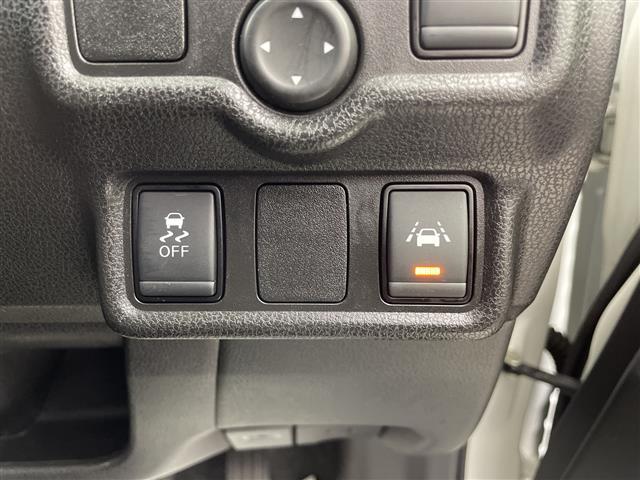 ノート Ｘ　ＦＯＵＲ　禁煙車／純正ナビ／衝突軽減／車線逸脱支援／バックカメラ／フルセグ／Ｂｌｕｅｔｏｏｔｈ／ＥＴＣ／夏タイヤ積み込み／スマートキー／ＬＥＤヘッドライト／オートライト／マニュアルエアコン／フロアマット（4枚目）