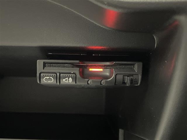 ノート Ｘ　ＦＯＵＲ　禁煙車／純正ナビ／衝突軽減／車線逸脱支援／バックカメラ／フルセグ／Ｂｌｕｅｔｏｏｔｈ／ＥＴＣ／夏タイヤ積み込み／スマートキー／ＬＥＤヘッドライト／オートライト／マニュアルエアコン／フロアマット（10枚目）