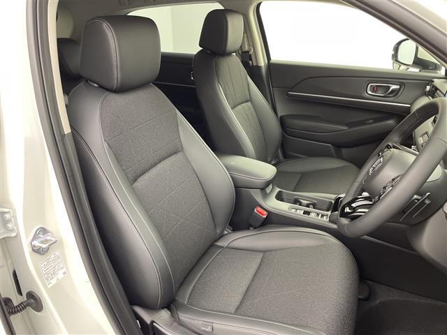 ヴェゼル ｅ：ＨＥＶ　Ｚ　登録済未使用車／／ホンダセンシング／純正９型ナビ／スマホ連携／フルセグＴＶ／バックカメラ／電動リアゲート／ハーフレザーシート／シートヒーター／パドルシフト／スペアキー／ＥＴＣ２．０／ワイヤレス充電（13枚目）