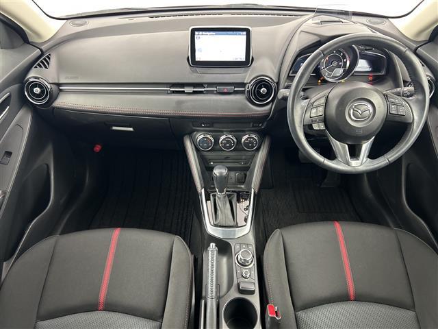 デミオ 　禁煙車／純正ナビ／衝突軽減／クルーズコントロール／カラーヘッドアップディスプレイ／パドルシフト／オートライト／オートエアコン／シートヒーター／ＬＥＤヘッドライト／フルセグ／Ｂｌｕｅｔｏｏｔｈ（2枚目）