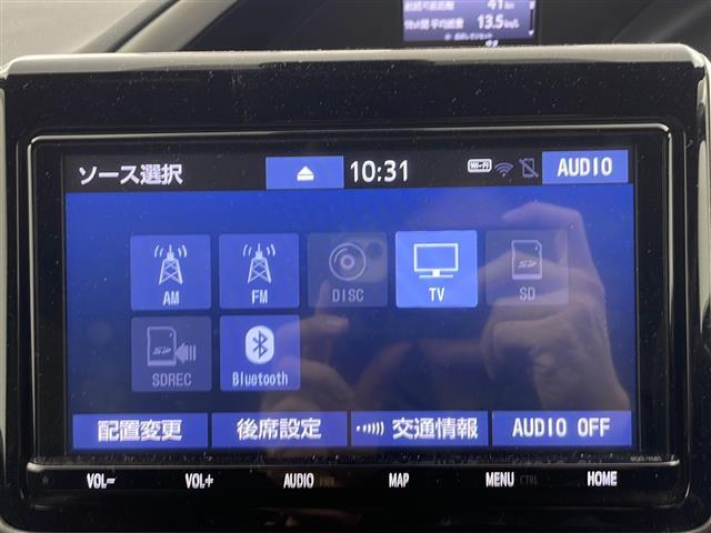 ヴォクシー ＺＳ　煌ＩＩＩ　９インチナビ　後席モニター　ＥＴＣ　クルーズコントロール　バックカメラ　ビルトインＥＴＣ　オートライト　ＬＥＤヘッドライト　フロントフォグランプ　純正フロアマット　純正ドアバイザー（3枚目）