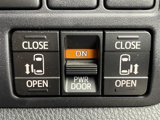 ヴォクシー ＺＳ　煌ＩＩＩ　９インチナビ　後席モニター　ＥＴＣ　クルーズコントロール　バックカメラ　ビルトインＥＴＣ　オートライト　ＬＥＤヘッドライト　フロントフォグランプ　純正フロアマット　純正ドアバイザー（7枚目）