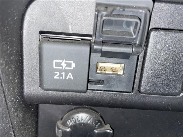 ヴォクシー ＺＳ　煌ＩＩＩ　９インチナビ　後席モニター　ＥＴＣ　クルーズコントロール　バックカメラ　ビルトインＥＴＣ　オートライト　ＬＥＤヘッドライト　フロントフォグランプ　純正フロアマット　純正ドアバイザー（8枚目）