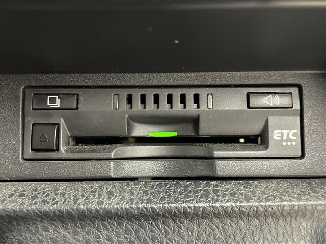 ヴォクシー ＺＳ　煌ＩＩＩ　９インチナビ　後席モニター　ＥＴＣ　クルーズコントロール　バックカメラ　ビルトインＥＴＣ　オートライト　ＬＥＤヘッドライト　フロントフォグランプ　純正フロアマット　純正ドアバイザー（10枚目）