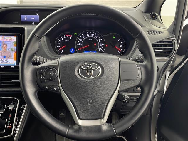 ヴォクシー ＺＳ　煌ＩＩＩ　９インチナビ　後席モニター　ＥＴＣ　クルーズコントロール　バックカメラ　ビルトインＥＴＣ　オートライト　ＬＥＤヘッドライト　フロントフォグランプ　純正フロアマット　純正ドアバイザー（12枚目）