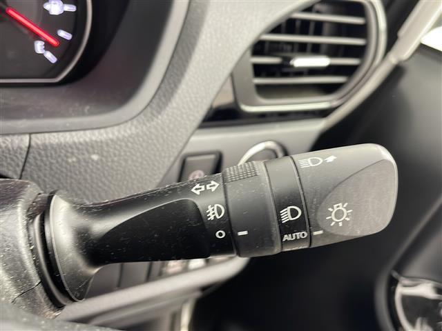 ヴォクシー ＺＳ　煌ＩＩＩ　９インチナビ　後席モニター　ＥＴＣ　クルーズコントロール　バックカメラ　ビルトインＥＴＣ　オートライト　ＬＥＤヘッドライト　フロントフォグランプ　純正フロアマット　純正ドアバイザー（16枚目）