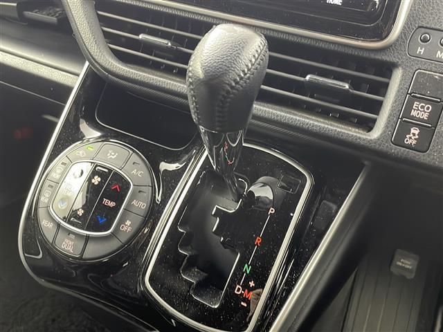 ヴォクシー ＺＳ　煌ＩＩＩ　９インチナビ　後席モニター　ＥＴＣ　クルーズコントロール　バックカメラ　ビルトインＥＴＣ　オートライト　ＬＥＤヘッドライト　フロントフォグランプ　純正フロアマット　純正ドアバイザー（19枚目）