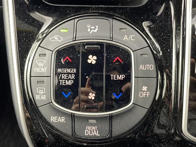 ヴォクシー ＺＳ　煌ＩＩＩ　９インチナビ　後席モニター　ＥＴＣ　クルーズコントロール　バックカメラ　ビルトインＥＴＣ　オートライト　ＬＥＤヘッドライト　フロントフォグランプ　純正フロアマット　純正ドアバイザー（20枚目）