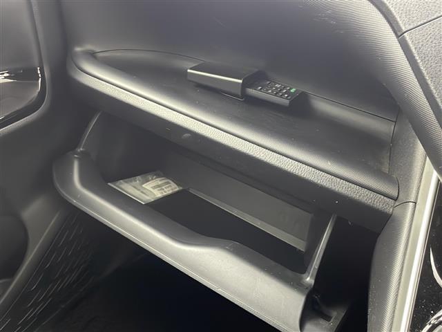 ヴォクシー ＺＳ　煌ＩＩＩ　９インチナビ　後席モニター　ＥＴＣ　クルーズコントロール　バックカメラ　ビルトインＥＴＣ　オートライト　ＬＥＤヘッドライト　フロントフォグランプ　純正フロアマット　純正ドアバイザー（23枚目）