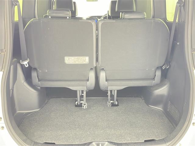 ヴォクシー ＺＳ　煌ＩＩＩ　９インチナビ　後席モニター　ＥＴＣ　クルーズコントロール　バックカメラ　ビルトインＥＴＣ　オートライト　ＬＥＤヘッドライト　フロントフォグランプ　純正フロアマット　純正ドアバイザー（31枚目）