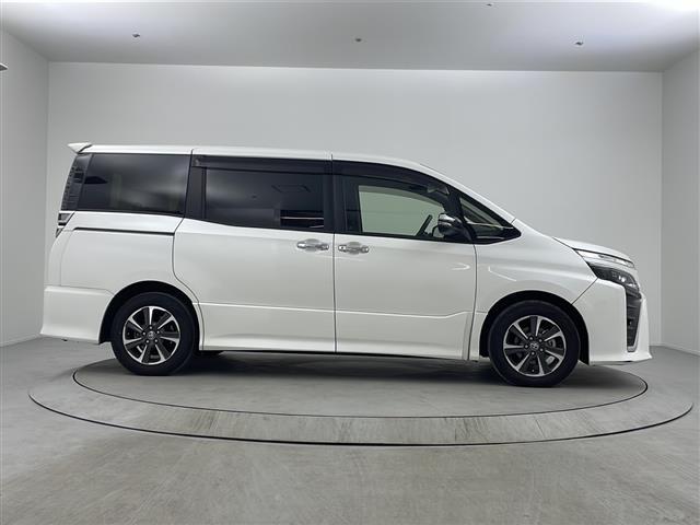 ヴォクシー ＺＳ　煌ＩＩＩ　９インチナビ　後席モニター　ＥＴＣ　クルーズコントロール　バックカメラ　ビルトインＥＴＣ　オートライト　ＬＥＤヘッドライト　フロントフォグランプ　純正フロアマット　純正ドアバイザー（36枚目）