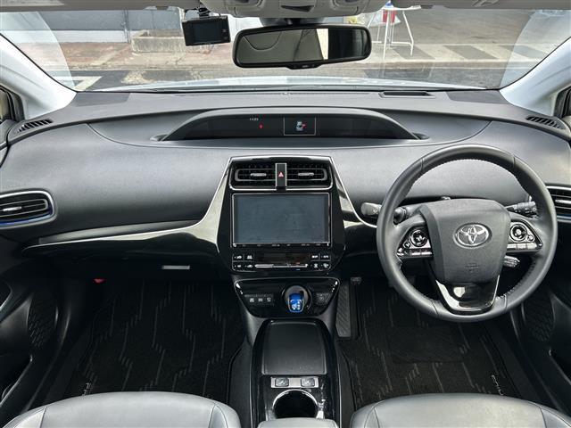 プリウス Ａプレミアム　ツーリングセレクション　４ＷＤ　純正９型ナビ　全方位　ドラレコ前後　レーダークルコン　前席シートヒーター　レザーシート　Ｄ席パワーシート　ＥＴＣ　ＬＥＤ　オートライト　オートハイビーム　ＰＣＳ　純正１７ＡＷ　スマートキー（2枚目）