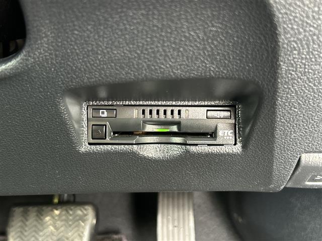 プリウス Ａプレミアム　ツーリングセレクション　４ＷＤ　純正９型ナビ　全方位　ドラレコ前後　レーダークルコン　前席シートヒーター　レザーシート　Ｄ席パワーシート　ＥＴＣ　ＬＥＤ　オートライト　オートハイビーム　ＰＣＳ　純正１７ＡＷ　スマートキー（6枚目）