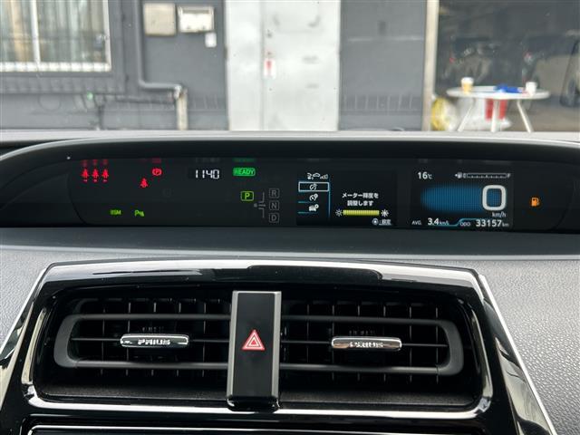 プリウス Ａプレミアム　ツーリングセレクション　４ＷＤ　純正９型ナビ　全方位　ドラレコ前後　レーダークルコン　前席シートヒーター　レザーシート　Ｄ席パワーシート　ＥＴＣ　ＬＥＤ　オートライト　オートハイビーム　ＰＣＳ　純正１７ＡＷ　スマートキー（12枚目）