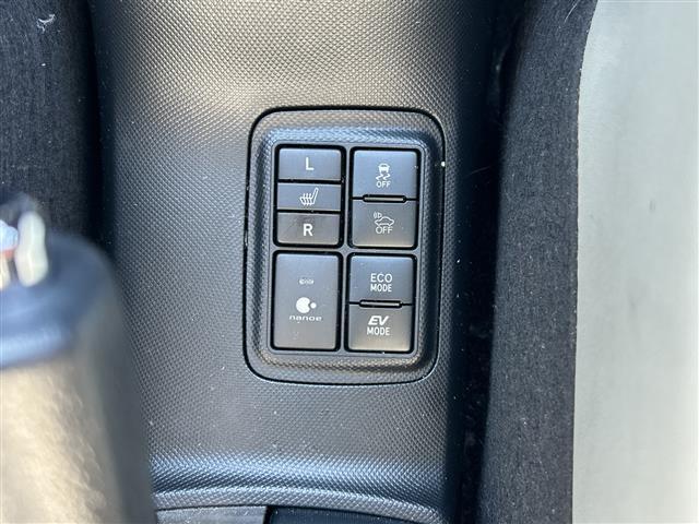 アクア クロスオーバー　グラム　純正９型ナビ　バックカメラ　ドラレコ　ＥＴＣ　ＬＥＤ　フォグ　オートライト　オートハイビーム　シートヒーター　スマートキー　１６ＡＷ　前後コーナーセンサー　ルーフレール　レザーシート　レーンアシスト（6枚目）