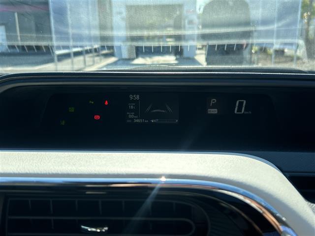 アクア クロスオーバー　グラム　純正９型ナビ　バックカメラ　ドラレコ　ＥＴＣ　ＬＥＤ　フォグ　オートライト　オートハイビーム　シートヒーター　スマートキー　１６ＡＷ　前後コーナーセンサー　ルーフレール　レザーシート　レーンアシスト（13枚目）