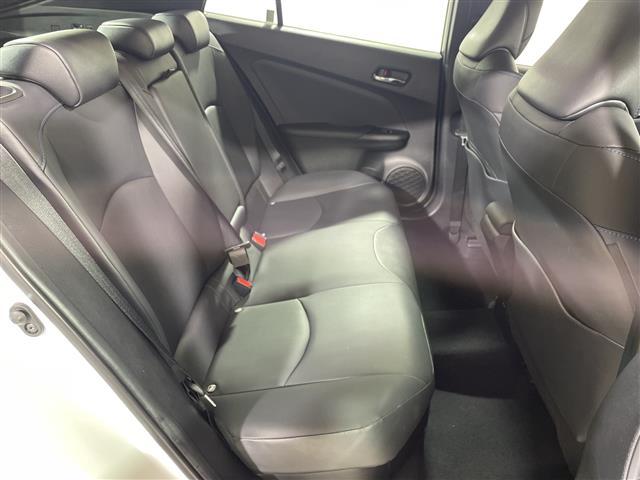 プリウス Ａツーリングセレクション　トヨタセーフティーセンス　純正９型ＳＤナビ　モデリスタエアロ　バックカメラ　ＢＳＭ　シートヒーター　ドラレコ　ＥＴＣ　スマートキー　レーダークルーズコントロール　純正１７インチＡＷ　ＡＣ１００Ｖ電源（24枚目）