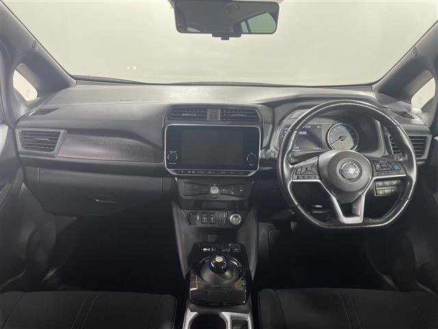 リーフ Ｘ　Ｖセレクション　プロパイロット　純正９型ＳＤナビ　３６０°　ＬＥＤヘッドライト　ＥＴＣ　シートヒーター　ＢＳＭ　スマートキー　追従クルコン　ステアリングヒーター　純正１７インチＡＷ　オートライト　取扱説明書　保証書（2枚目）