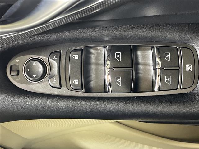 スカイライン ３５０ＧＴ　ハイブリッド　タイプＳＰ　純正ナビ　全周囲カメラ　全方位運転支援システム　クルーズコントロール　メモリーシート　レザーシート　パワーシート　シートヒーター　スペアキー１本　ステアリングリモコン　ビルトインＥＴＣ　純正１９ＡＷ（24枚目）