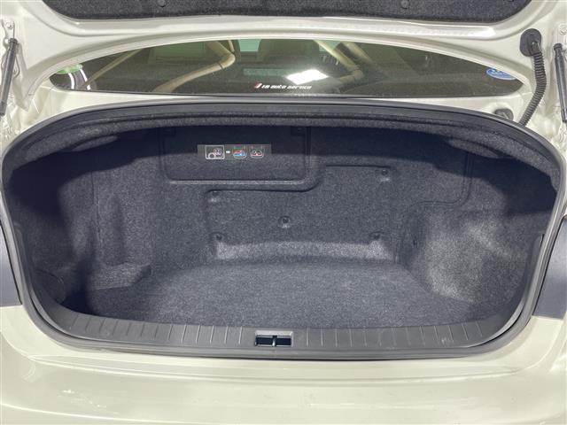 スカイライン ３５０ＧＴ　ハイブリッド　タイプＳＰ　純正ナビ　全周囲カメラ　全方位運転支援システム　クルーズコントロール　メモリーシート　レザーシート　パワーシート　シートヒーター　スペアキー１本　ステアリングリモコン　ビルトインＥＴＣ　純正１９ＡＷ（27枚目）