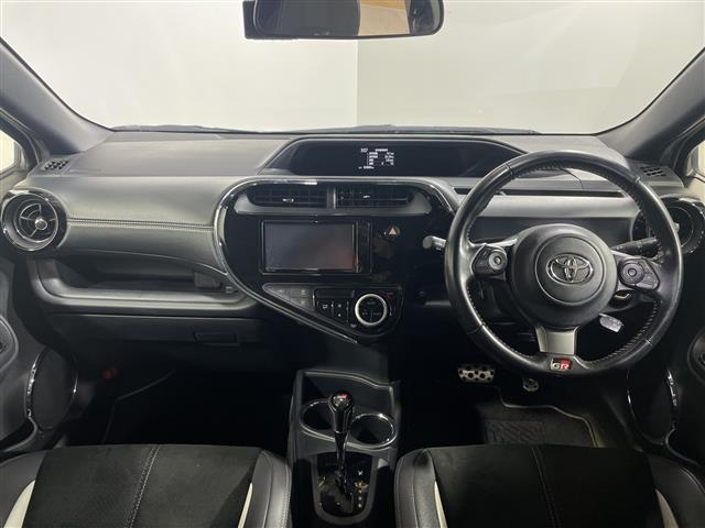 アクア Ｇ　ＧＲスポーツ・１７インチパッケージ　純正ＳＤナビ　Ｂカメラ　純正エアロ　ＬＥＤ　ＥＴＣ　ドラレコ　トヨタセーフティーセンス　クルーズコントロール　純正フロアマット　スマートキー　オートマチックハイビーム　純正１７インチＡＷ　ドアバイザー（2枚目）