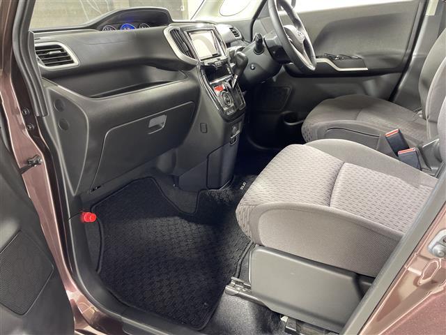 ソリオ ハイブリッドＭＺ　純正７インチＳＤナビ　両側パワースライドドア　バックカメラ　ＥＴＣ　クルーズコントロール　純正ＨＩＤランプ　純正１５インチアルミホイール　デュアルカメラブレーキサポート　スペアキー　フロアマット（29枚目）