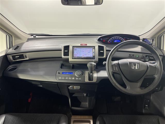 フリード Ｇ　エアロ　純正７インチインターナビ　片側パワースライドドア　バックカメラ　ＥＴＣ　スマートキー　ドライブレコーダー　純正１５インチＡＷ　純正フロアマット　ハーフレザーシート　スペアキー　取扱説明書　オートライト（2枚目）