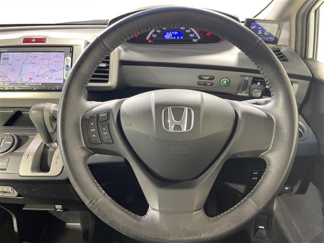 フリード Ｇ　エアロ　純正７インチインターナビ　片側パワースライドドア　バックカメラ　ＥＴＣ　スマートキー　ドライブレコーダー　純正１５インチＡＷ　純正フロアマット　ハーフレザーシート　スペアキー　取扱説明書　オートライト（5枚目）