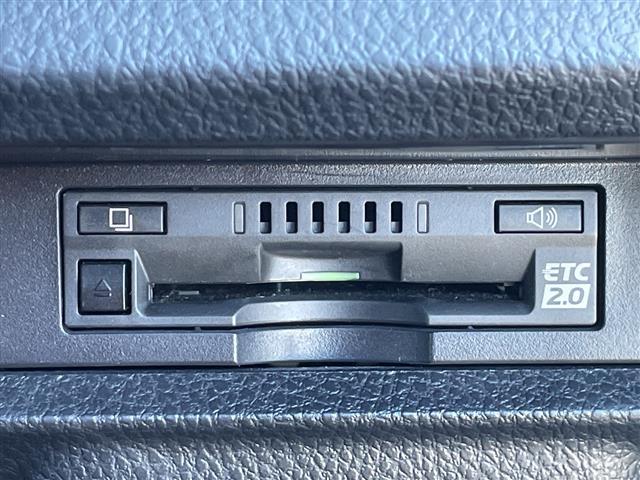 ヴォクシー ＺＳ　煌　純正９インチナビ　両側パワスラ　フリップダウンモニター　電動バックドア　トヨタセーフティセンス　クルーズコントロール　バックカメラ　コーナーセンサー　前側ドラレコ　ＥＴＣ２．０　レーンキープアシスト（8枚目）