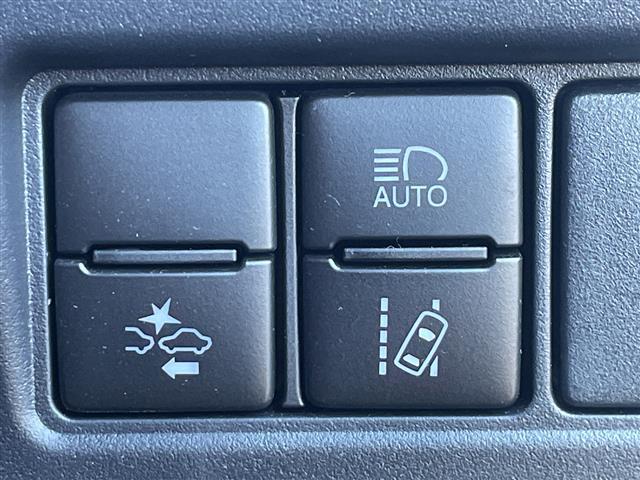 ヴォクシー ＺＳ　煌　純正９インチナビ　両側パワスラ　フリップダウンモニター　電動バックドア　トヨタセーフティセンス　クルーズコントロール　バックカメラ　コーナーセンサー　前側ドラレコ　ＥＴＣ２．０　レーンキープアシスト（11枚目）