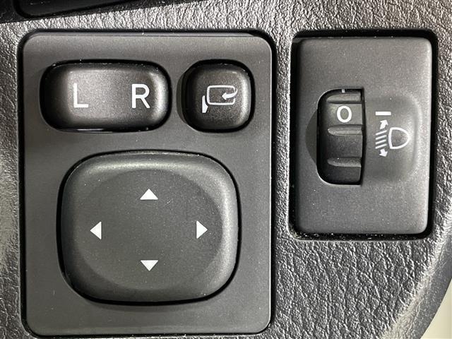 ヴィッツ ハイブリッドＵ　純正ナビ　バックカメラ　セーフティセンスＣ　シートヒーター　クルーズコントロール　ＥＴＣ　前方ドライブレコーダー　衝突被害軽減ブレーキ　プッシュスタート　スマートキー　オートライト　プッシュスタート（8枚目）