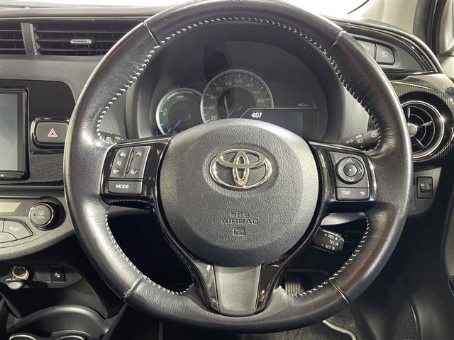 ヴィッツ ハイブリッドＵ　純正ナビ　バックカメラ　セーフティセンスＣ　シートヒーター　クルーズコントロール　ＥＴＣ　前方ドライブレコーダー　衝突被害軽減ブレーキ　プッシュスタート　スマートキー　オートライト　プッシュスタート（10枚目）