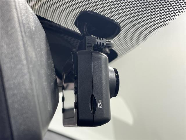 リーフ Ｇ　純正ナビ　デジタルインナーミラー　クルーズコントロール　ブラインドスポットモニター　前側ドライブレコーダー　シートヒーター　バックカメラ　ＥＴＣ　純正フロアマット　ＬＥＤヘッドライト　純正１７ＡＷ（6枚目）