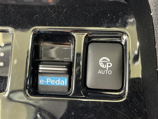 リーフ Ｇ　純正ナビ　デジタルインナーミラー　クルーズコントロール　ブラインドスポットモニター　前側ドライブレコーダー　シートヒーター　バックカメラ　ＥＴＣ　純正フロアマット　ＬＥＤヘッドライト　純正１７ＡＷ（8枚目）