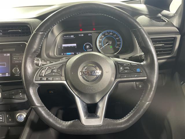 リーフ Ｇ　純正ナビ　デジタルインナーミラー　クルーズコントロール　ブラインドスポットモニター　前側ドライブレコーダー　シートヒーター　バックカメラ　ＥＴＣ　純正フロアマット　ＬＥＤヘッドライト　純正１７ＡＷ（10枚目）