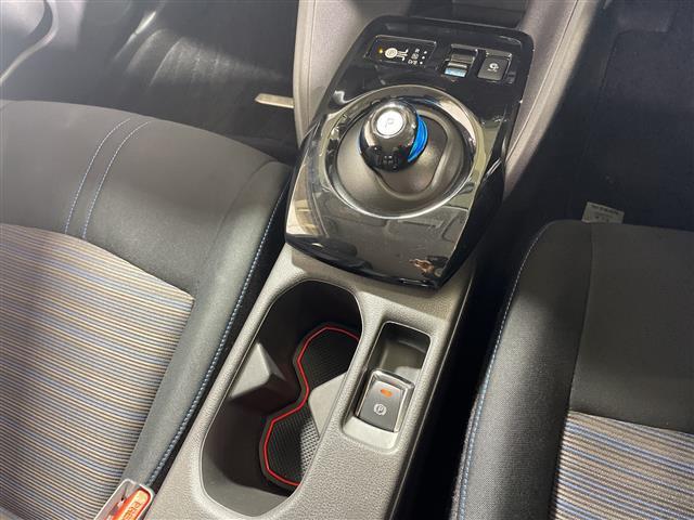 リーフ Ｇ　純正ナビ　デジタルインナーミラー　クルーズコントロール　ブラインドスポットモニター　前側ドライブレコーダー　シートヒーター　バックカメラ　ＥＴＣ　純正フロアマット　ＬＥＤヘッドライト　純正１７ＡＷ（17枚目）