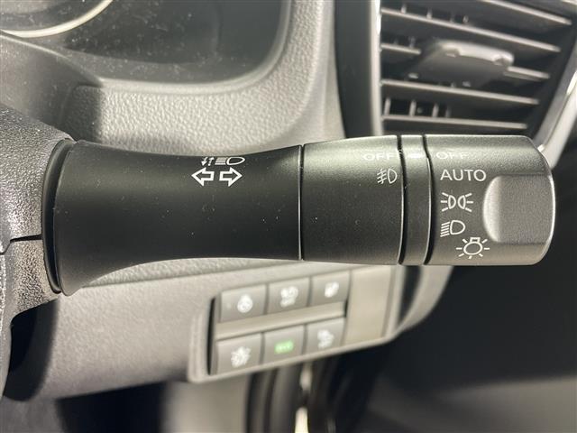 リーフ Ｇ　純正ナビ　デジタルインナーミラー　クルーズコントロール　ブラインドスポットモニター　前側ドライブレコーダー　シートヒーター　バックカメラ　ＥＴＣ　純正フロアマット　ＬＥＤヘッドライト　純正１７ＡＷ（19枚目）