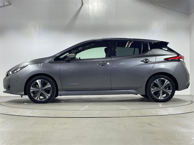 リーフ Ｇ　純正ナビ　デジタルインナーミラー　クルーズコントロール　ブラインドスポットモニター　前側ドライブレコーダー　シートヒーター　バックカメラ　ＥＴＣ　純正フロアマット　ＬＥＤヘッドライト　純正１７ＡＷ（32枚目）