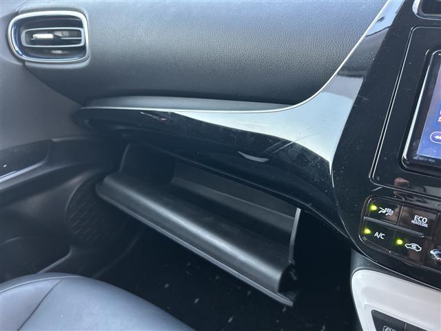 プリウス Ｓツーリングセレクション　純正７型ナビ　Ｂカメラ　モデリスタエアロ　合皮シート　シートヒーター　トヨタセーフティセンスＰ　ＥＴＣ　ＬＥＤ　フォグランプ　スマートキー　純１７ＡＷ　追従クルコン　ＬＤＡ　ＰＣＳ　マット　スペアキー（21枚目）