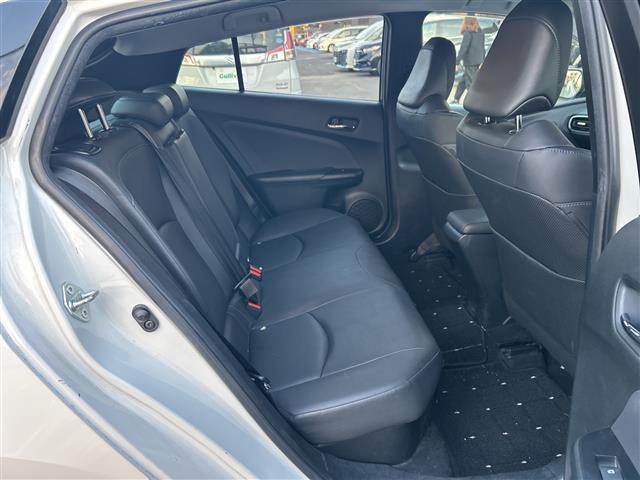 プリウス Ｓツーリングセレクション　純正７型ナビ　Ｂカメラ　モデリスタエアロ　合皮シート　シートヒーター　トヨタセーフティセンスＰ　ＥＴＣ　ＬＥＤ　フォグランプ　スマートキー　純１７ＡＷ　追従クルコン　ＬＤＡ　ＰＣＳ　マット　スペアキー（24枚目）