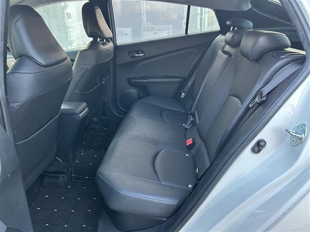 プリウス Ｓツーリングセレクション　純正７型ナビ　Ｂカメラ　モデリスタエアロ　合皮シート　シートヒーター　トヨタセーフティセンスＰ　ＥＴＣ　ＬＥＤ　フォグランプ　スマートキー　純１７ＡＷ　追従クルコン　ＬＤＡ　ＰＣＳ　マット　スペアキー（28枚目）