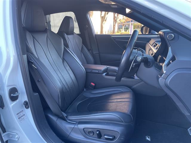 ＥＳ ＥＳ３００ｈ　Ｆスポーツ　純正１２．３インチナビ　セーフティシステムプラス　ＴＲＤエアロ　ＴＲＤマフラー　サンルーフ　デジタルインナーミラー　ドラレコ　ＢＳＭ　ＥＴＣ　ＬＥＤ　ヘッドアップディスプレイ　メモリー付きパワーシート（27枚目）