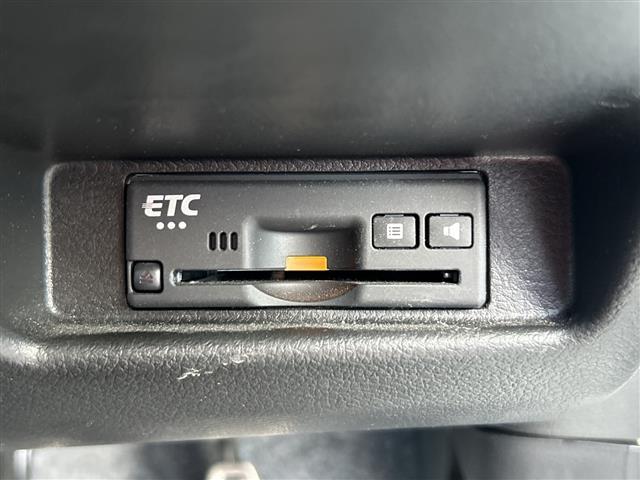 アルトワークス ベースグレード　純正７インチＳＤナビ　純正ＲＥＣＡＲＯシート　バックカメラ　ＥＴＣ　スマートキー　純正１５インチＡＷ　フォグランプ　オートライト　スペアキー　フロアマット　保証書　革巻きステアリング　ＨＩＤライト（4枚目）