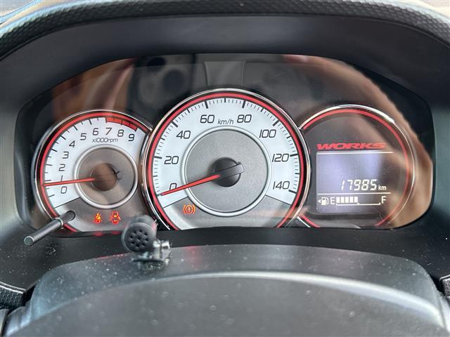 アルトワークス ベースグレード　純正７インチＳＤナビ　純正ＲＥＣＡＲＯシート　バックカメラ　ＥＴＣ　スマートキー　純正１５インチＡＷ　フォグランプ　オートライト　スペアキー　フロアマット　保証書　革巻きステアリング　ＨＩＤライト（7枚目）